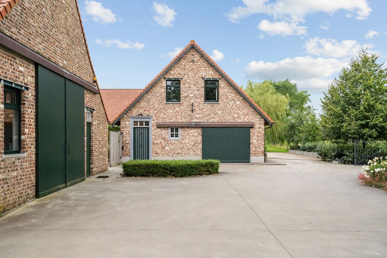 Unieke vierkantshoeve op toplocatie in Heuvelland te koop! 