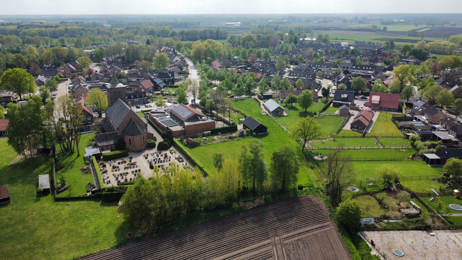 Ruime bouwkavel te koop van 3.405 m2 voor de bouw van een vrijstaande woning met bijgebouw. 