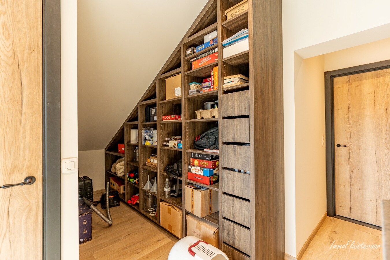 Gerenoveerde woning met praktijkruimte en paardenstal op 9.019 m2 te Balen 