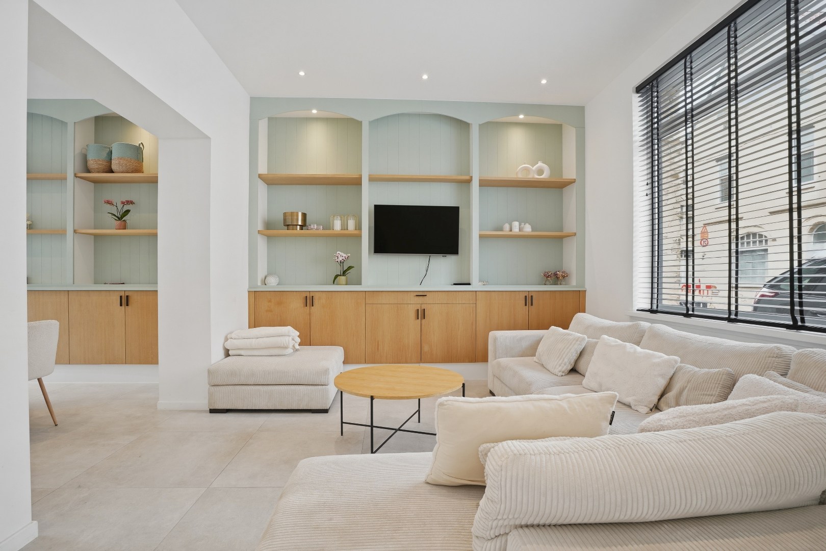 Subliem gerenoveerde herenwoning met 6 slaapkamers inclusief garage in Nieuwpoort-Stad op 135 m². 