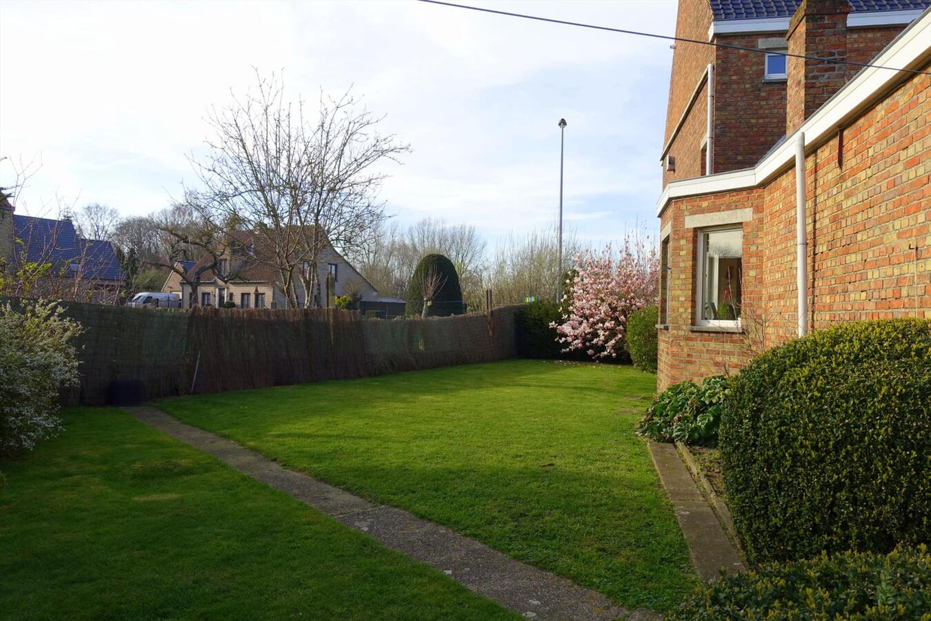 Woning met zonnige tuin en garage 