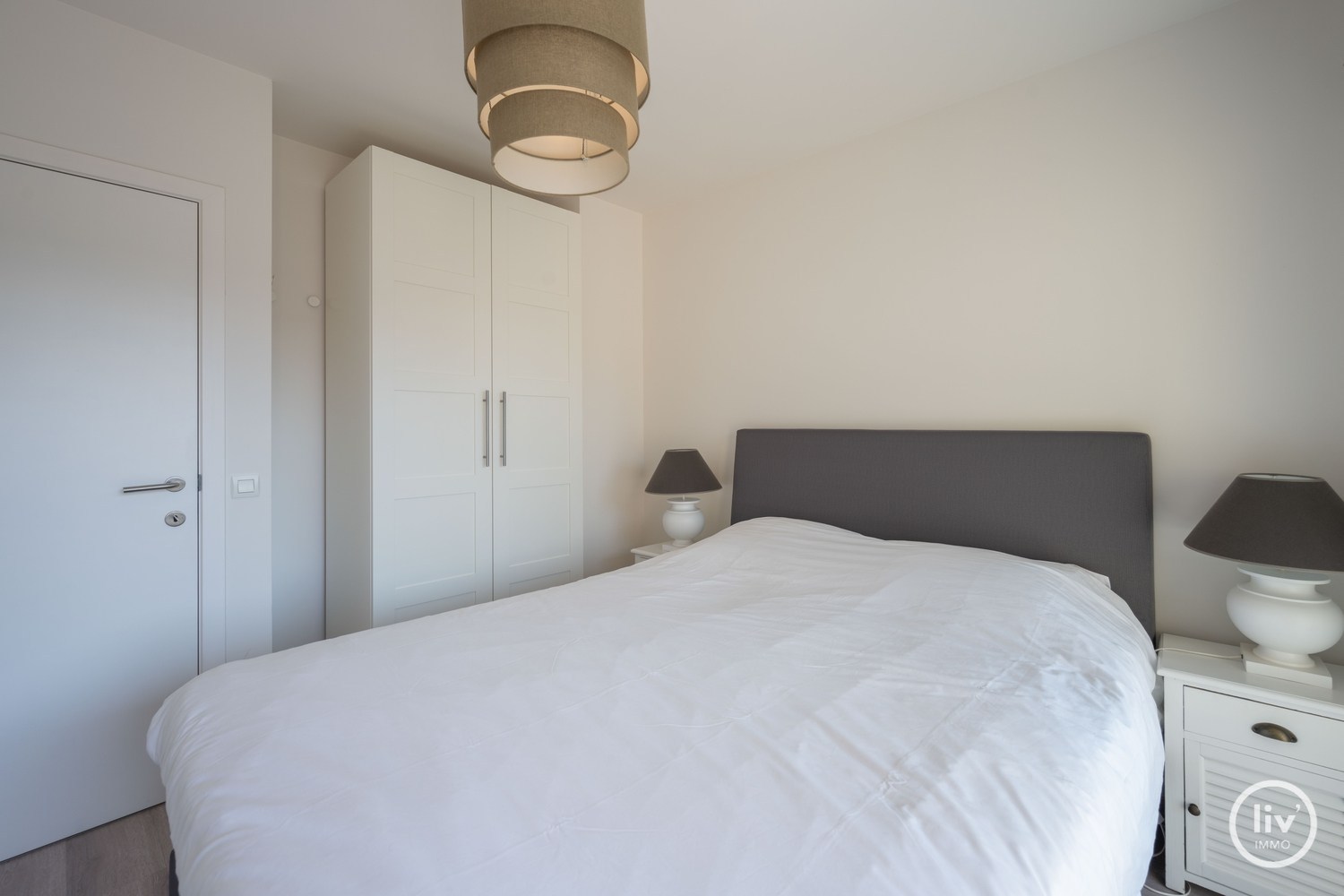 MEUBLÉ - Appartement récemment rénové et bien fini de 2 chambres à coucher, situé de manière centrale sur l'avenue Bayaux à Knokke. 