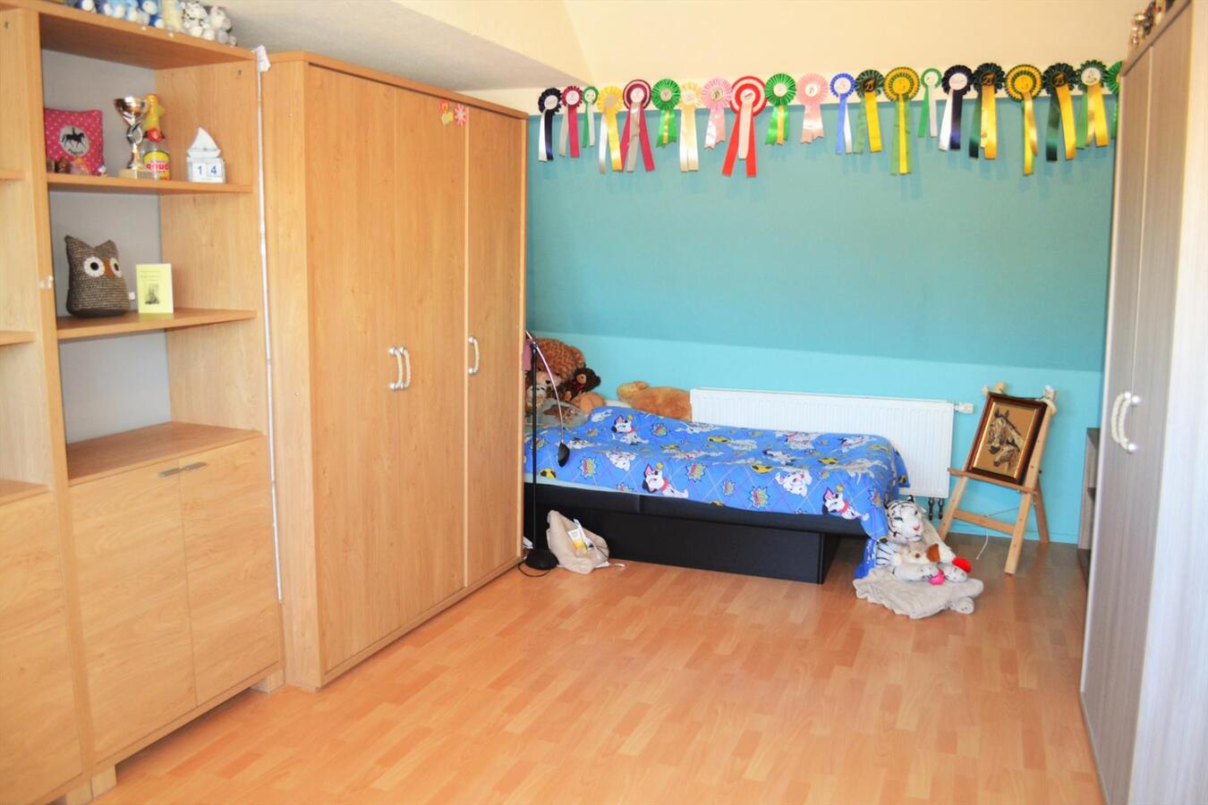 Splendide propriété avec piste couverte et boxes sur environ 1,3ha 