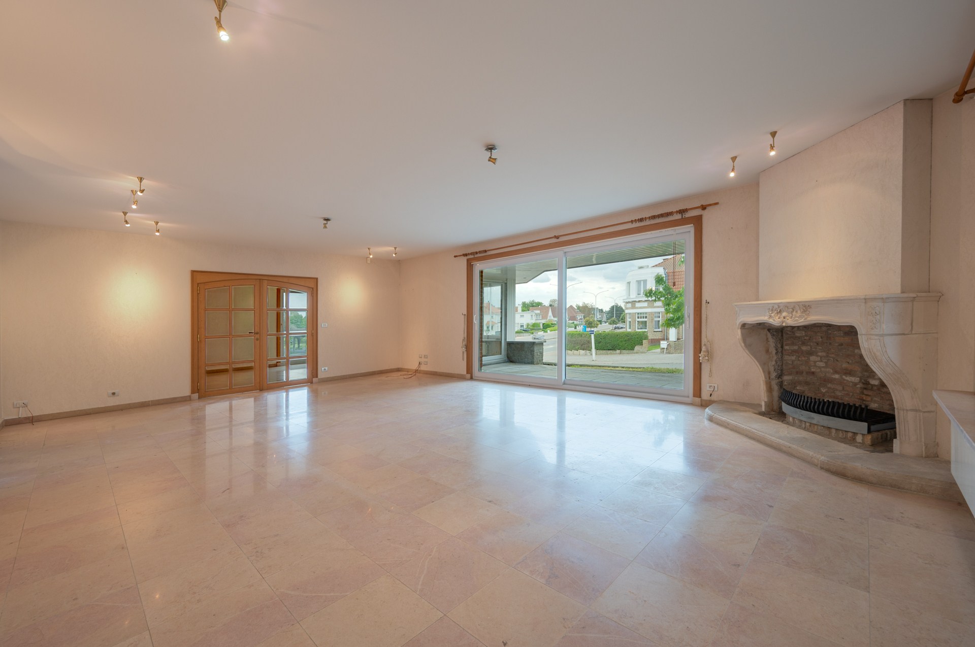 Ontdek deze karaktervolle villa, rustig gelegen in het gegeerde Duinbergen, op wandelafstand van het strand (incl. zeer ruime dubbele inpandige garage) 
