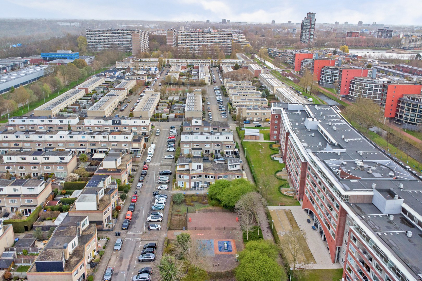 Energiezuinige (A-label) en uitstekend onderhouden 4-kamer tussenwoning met voor- en achtertuin met houten berging! 