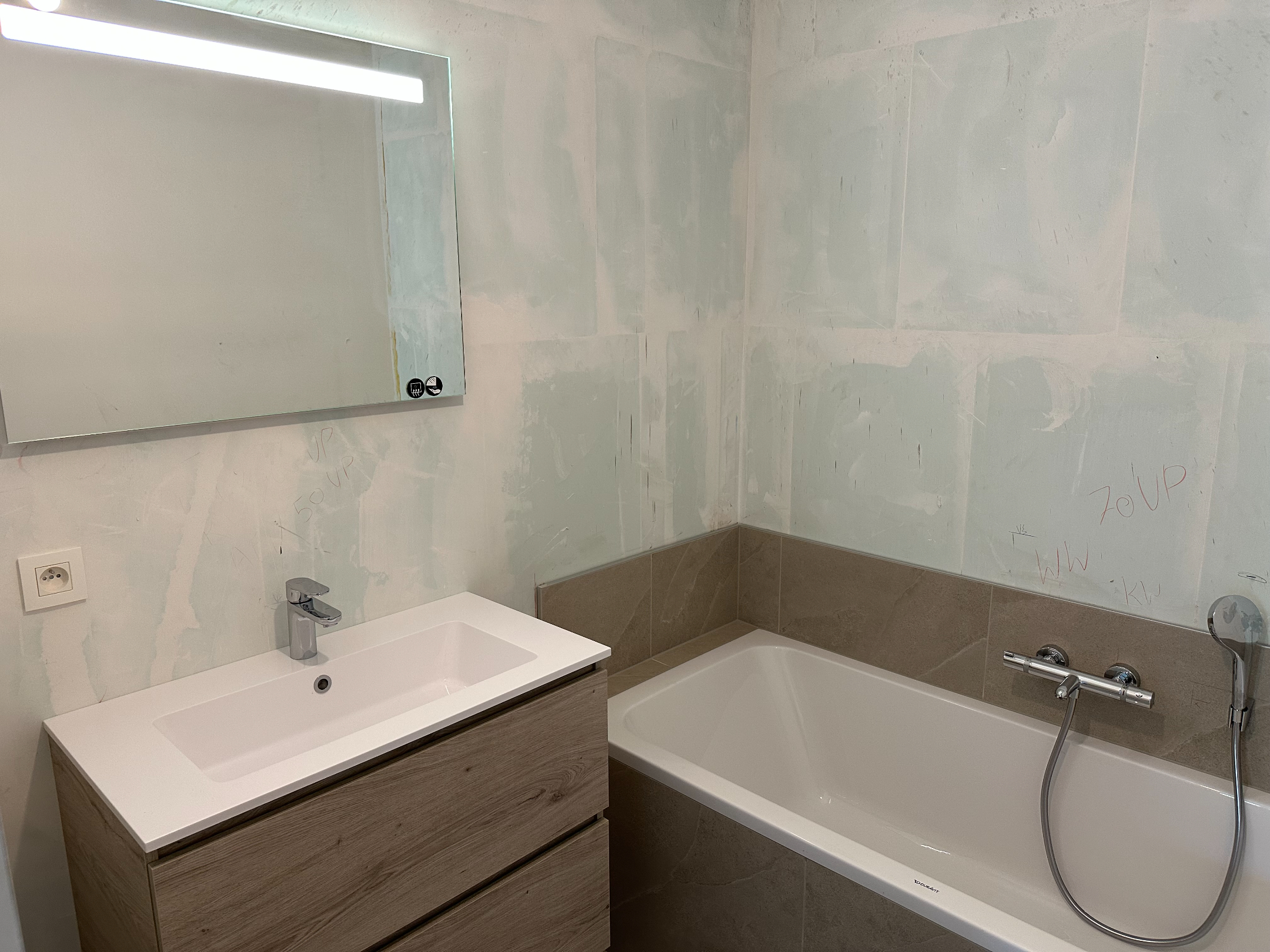 Exclusieve nieuwbouwwoning met 3 slaapkamers, ruime garage en zonnige terrassen op een rustige ligging in Knokke. 