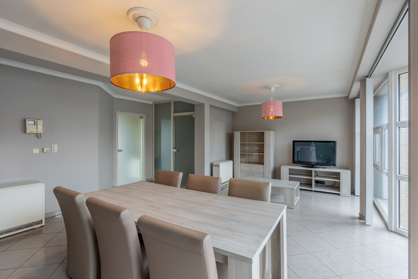 Ruim duplex appartement met 2 slaapkamers en garage. 