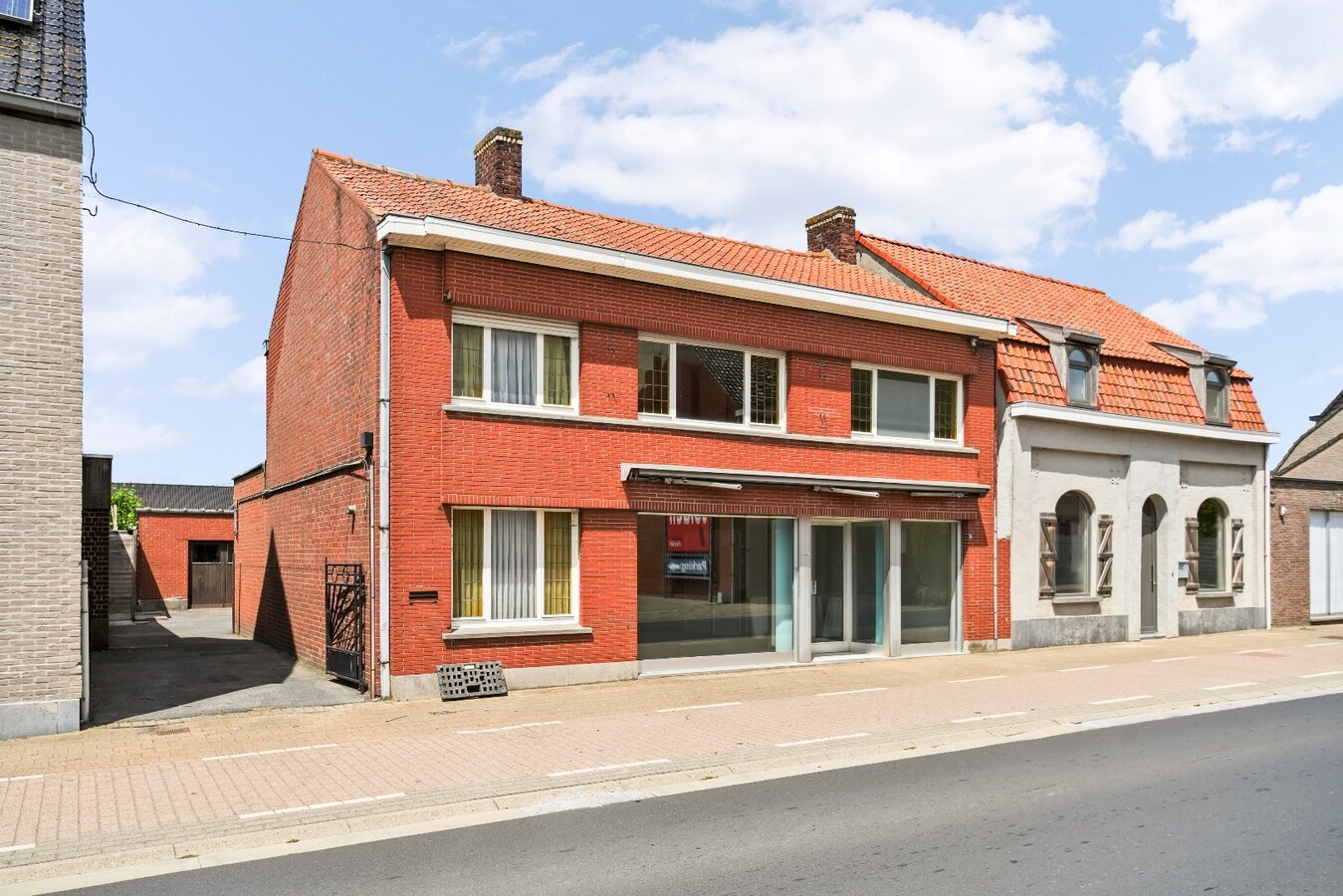 Ruime handelspand met woonst op commerciële ligging 