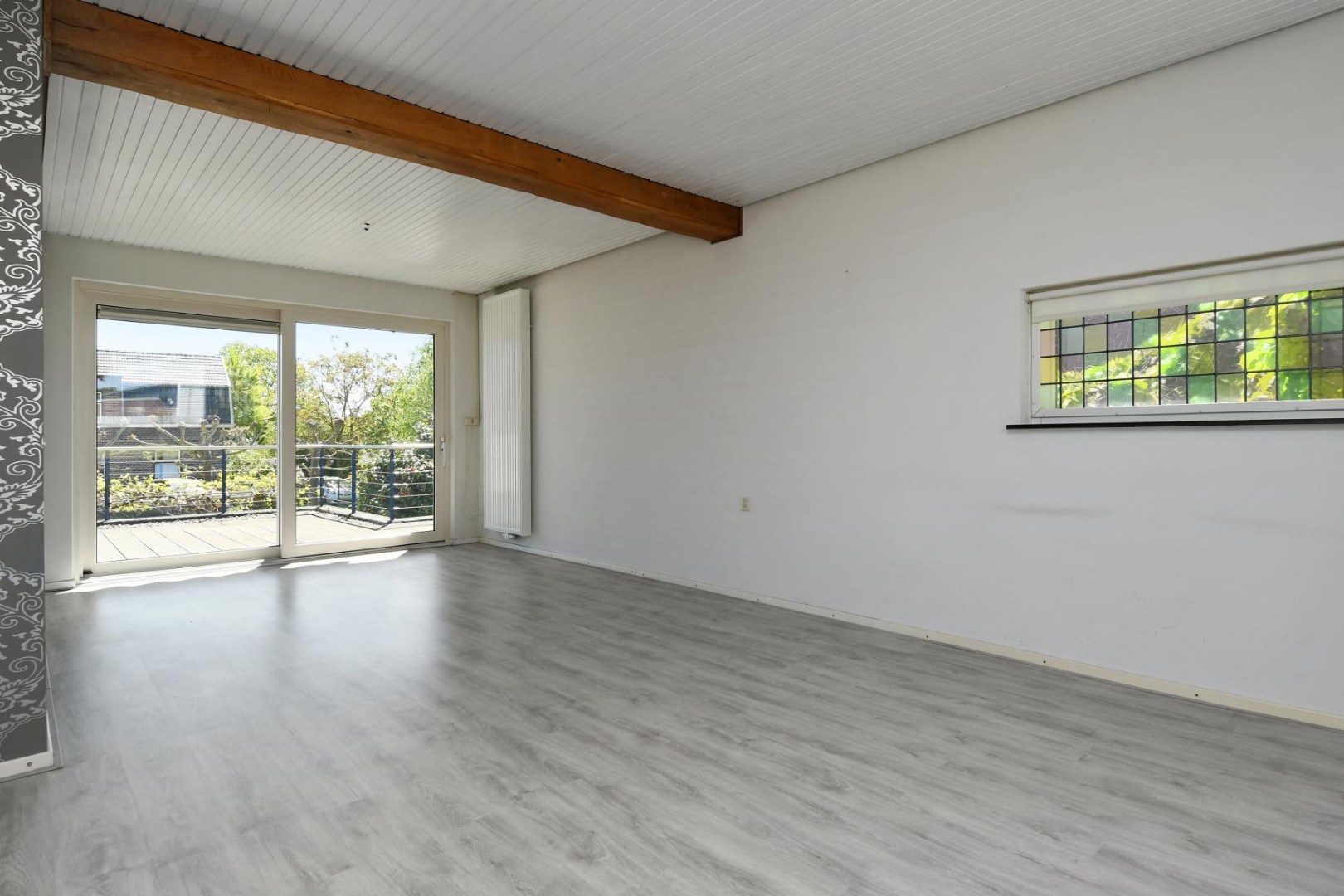 Verrassend ruime levensloopbestendige woning met vier slaapkamers, terras en souterrain met ruime hobbyruimte en inpandige garage. 