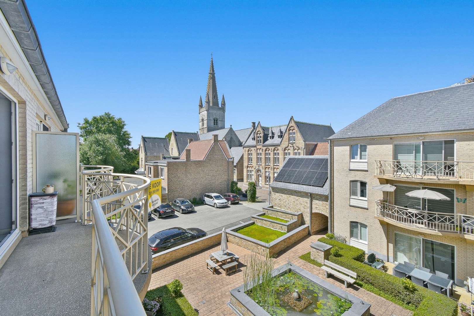 Duplex-appartement in rustige residentie met twee slaapkamers en terras 