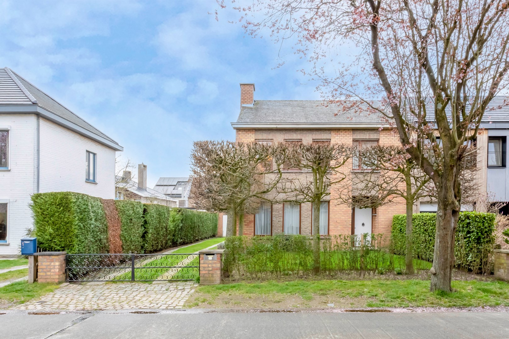 VERKOCHT --- HOB met garage en tuin te Mariakerke 