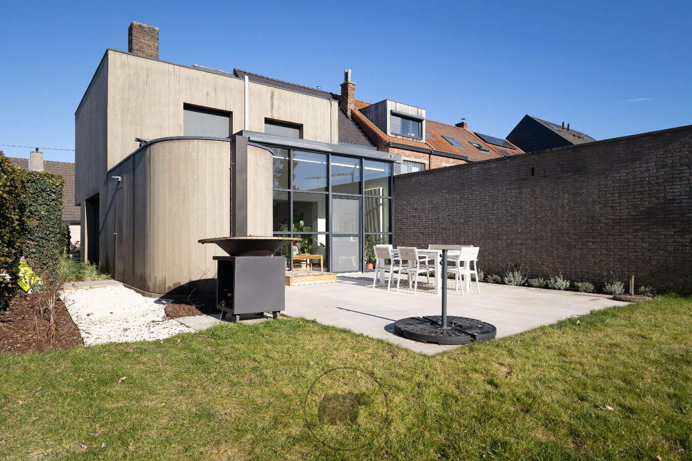 Instapklare en voortreffelijke gezinswoning, zuidgerichte tuin en 4 garageboxen 