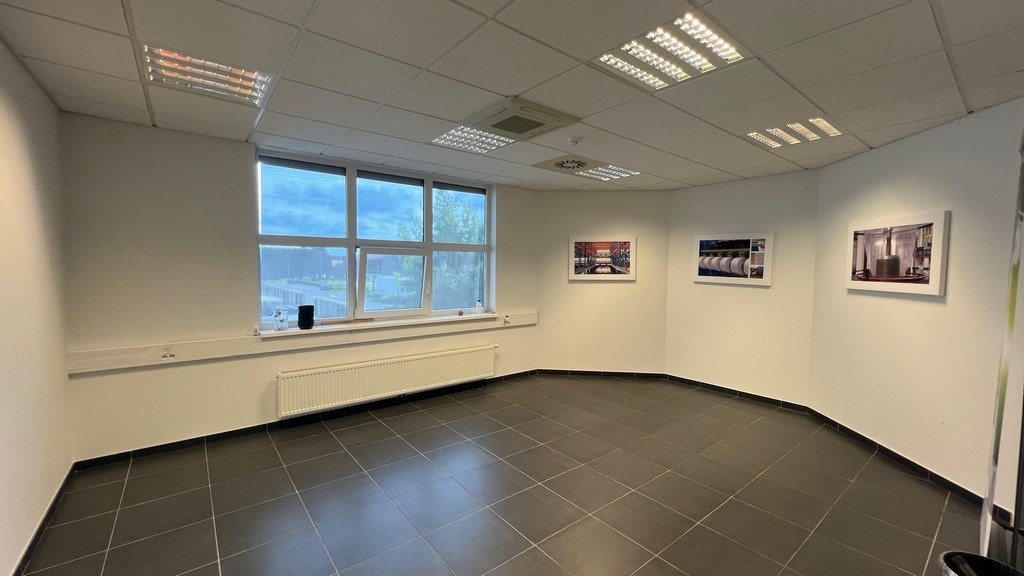 Logistiek bedrijfspand te huur in de haven van Gent