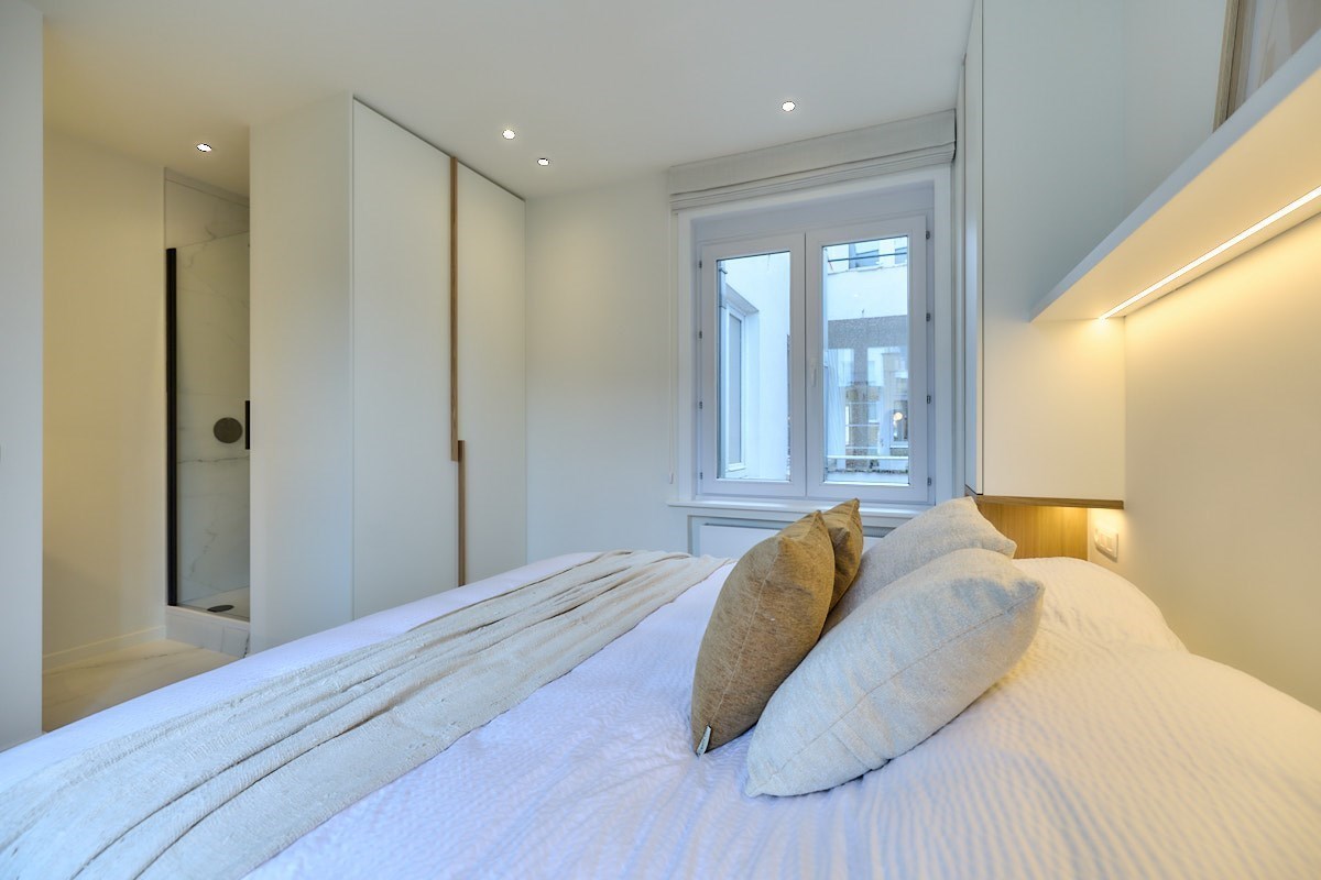 Appartement entièrement rénové avec 4 chambres, situé au centre de Knokke, près de l'avenue Dumortier, avec vue latérale sur la mer. 