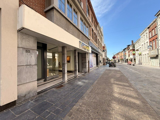 Handelspand te huur op toplocatie in het centrum van Maaseik. 
