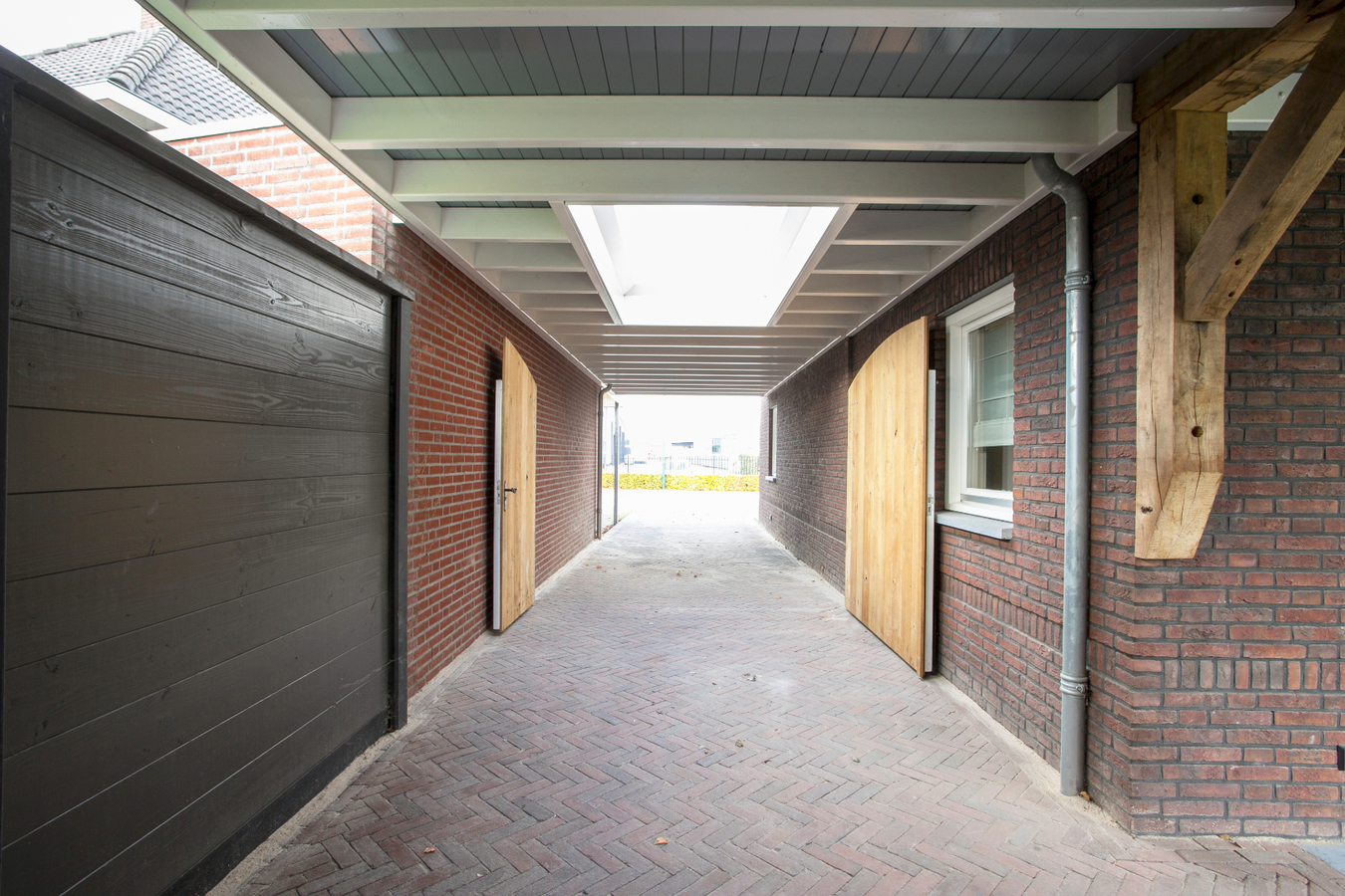Vrijstaande, instapklare eengezinswoning met garage en carport afgewerkt in landelijke stijl. 