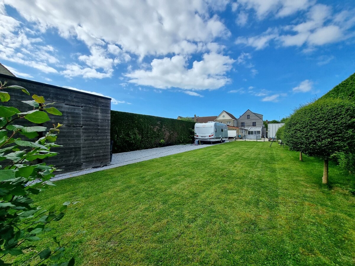 Prachtige, volledig gerenoveerde halfopen bebouwing op groot perceel van 842m² 