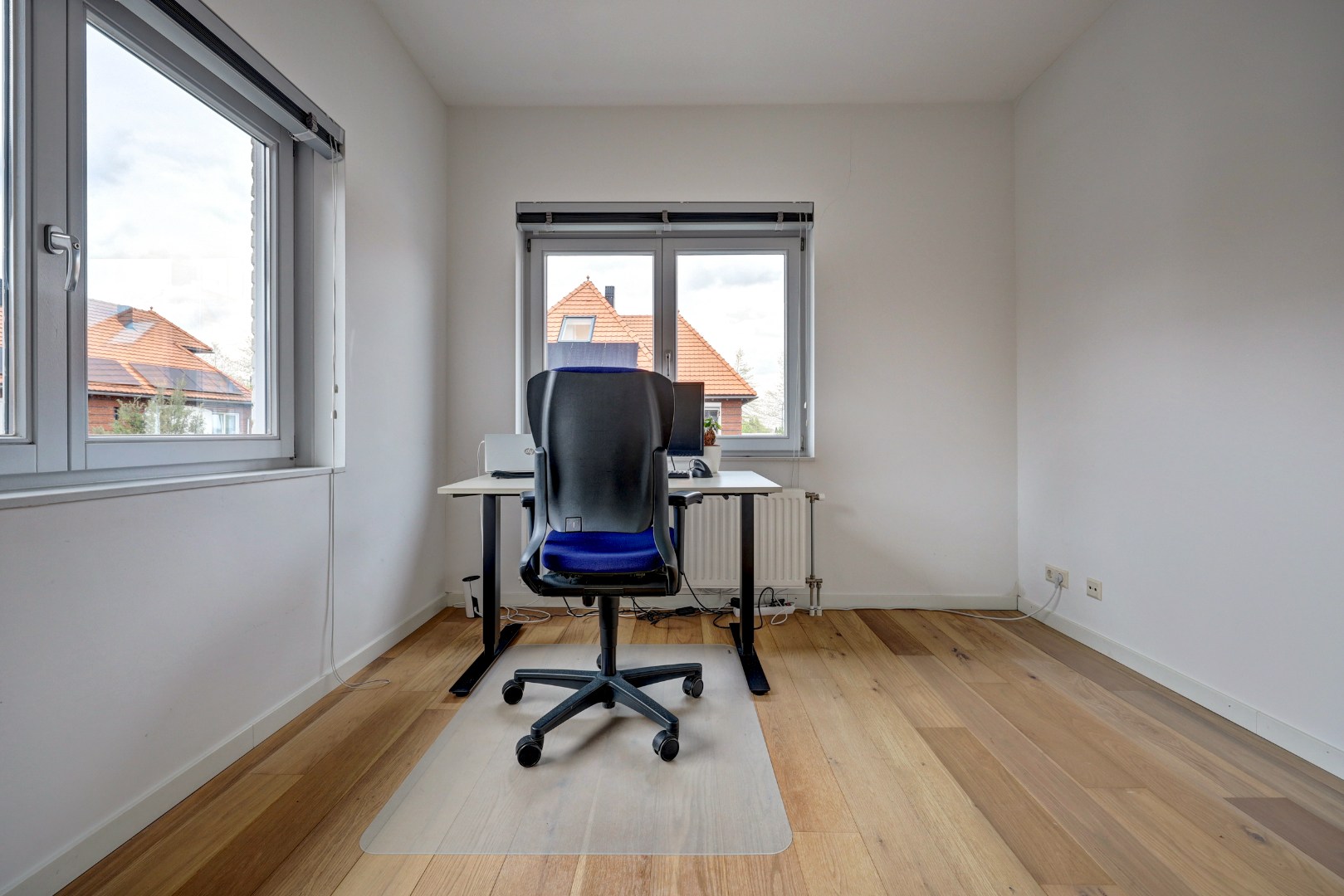 Luxe en royale 5-kamer 2-onder-1-kap woning met garage, eigen parkeerplaats, sauna én zonnige tuin op het zuiden en gelegen in een rustige straat! 