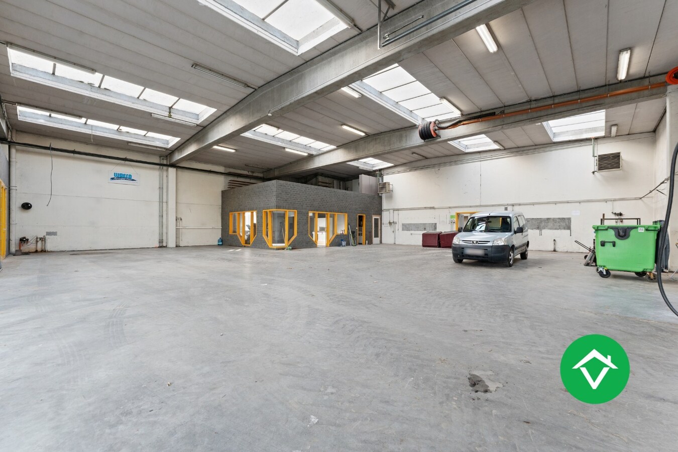 Bedrijfsgebouw met woonst te Ichtegem 