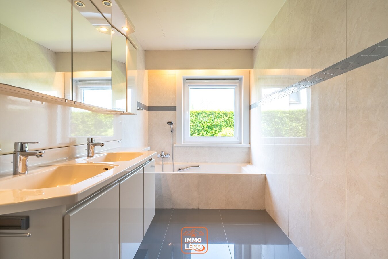 Villa, avec 6 CHAMBRES, 2 salles de bains, parking privatif, double garage et jardin, COUP DE CŒUR absolu !!! 