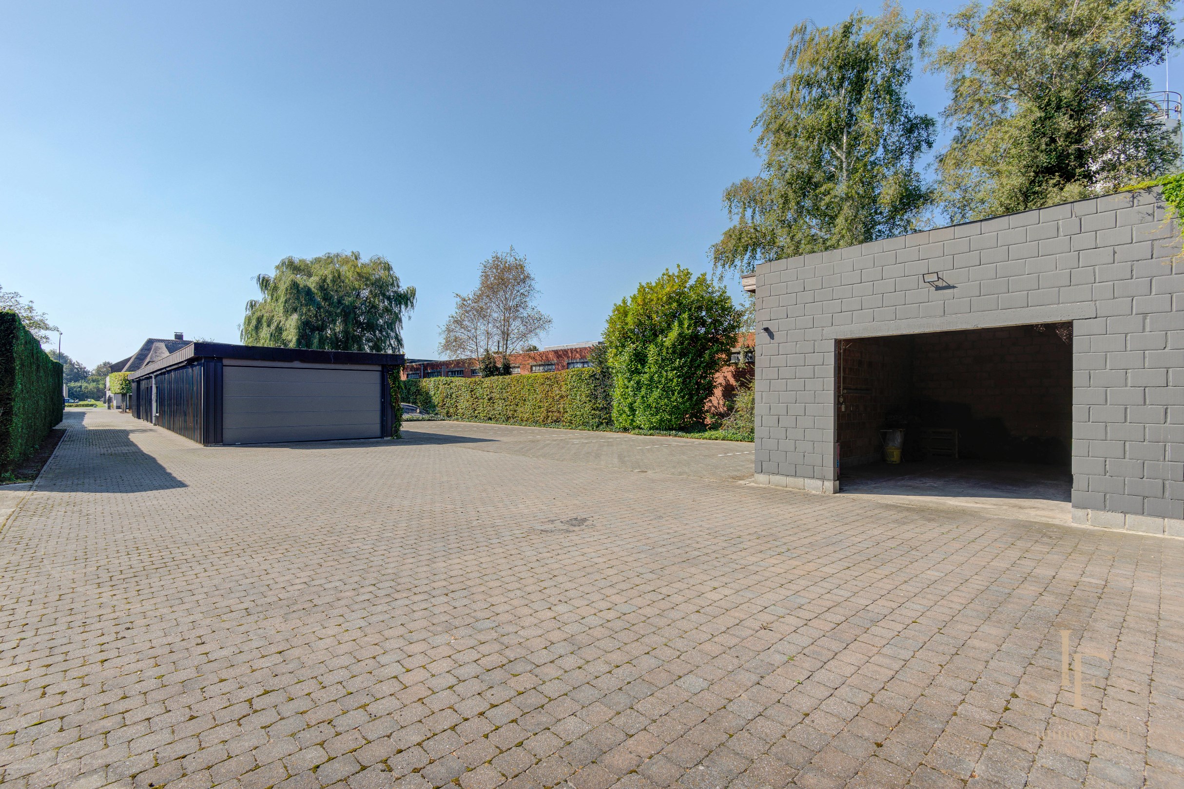 Villa met magazijn, garagebox en 12+ parkeerplaatsen te Kontich! 