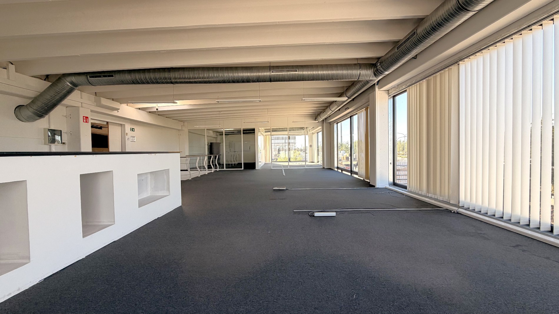 Magazijn met laadkade en kantoren te huur aan E17 in Kruibeke