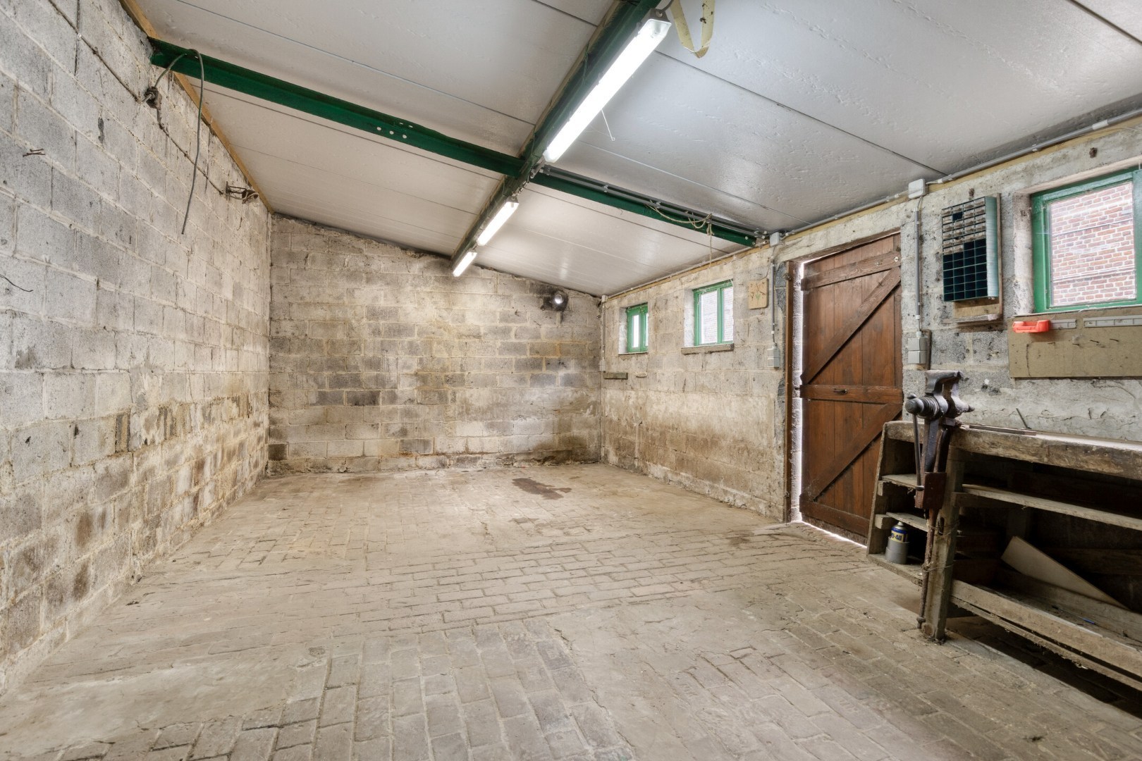 Mogelijkheid om te splitsen in 2 woningen - Half open bebouwing (hoeve) met 5 slaapkamers, tuin, terras en zeer ruime garage in Oorbeek (Tienen)! – EPC 730 kWh/m² - bewoonbare opp. 195 m² 
