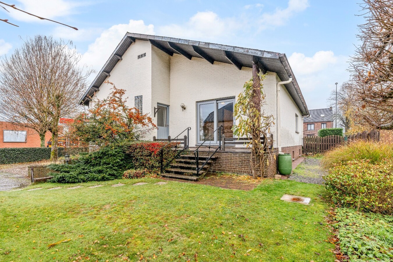 Te renoveren karakteristieke bungalow, 3 Slpk, ruime kelder met garage, op toplocatie 