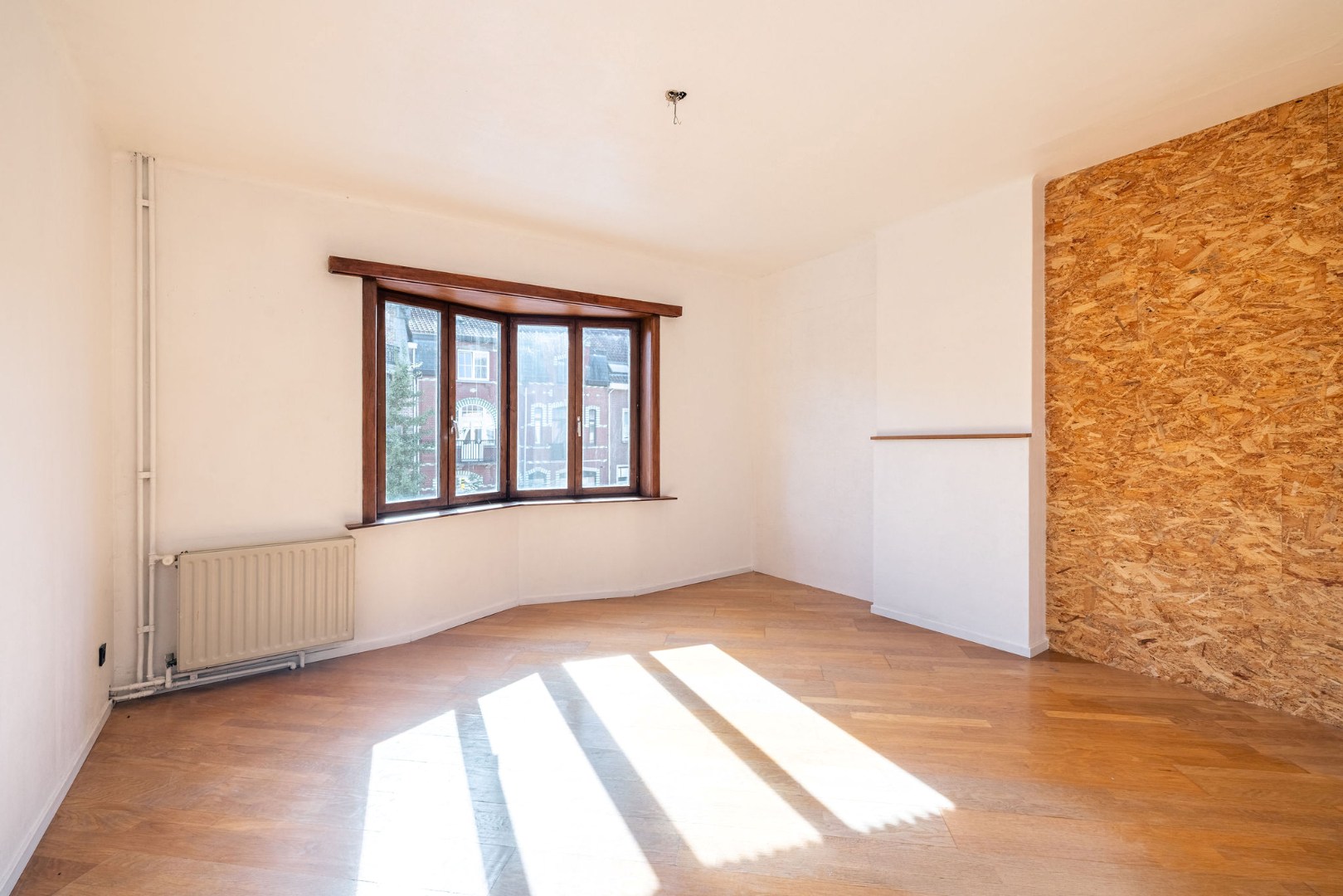 Renovatiepand met 6 slaapkamers, garage en grote zonnige tuin 