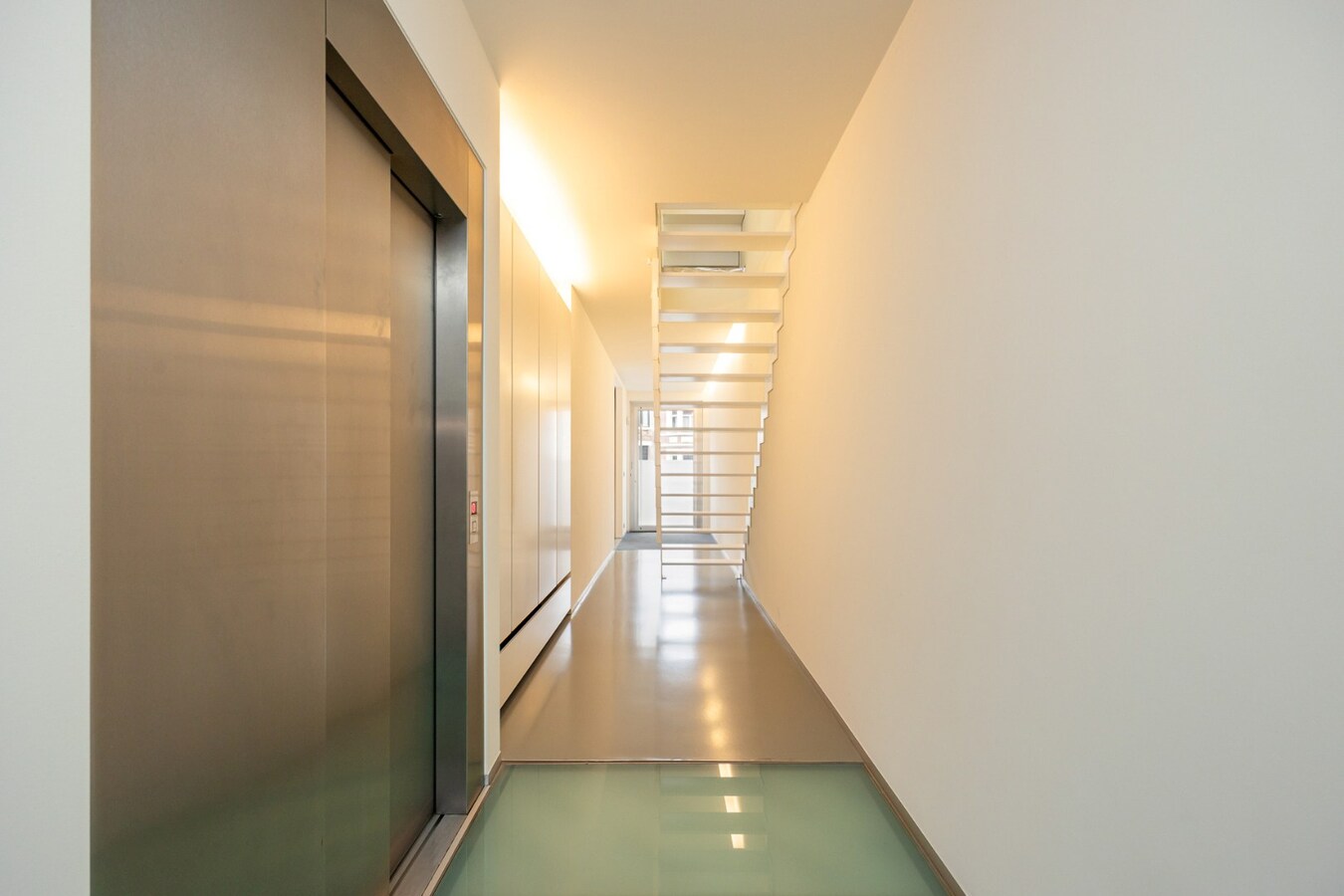 Instapklare designwoning met lift en zwembad 