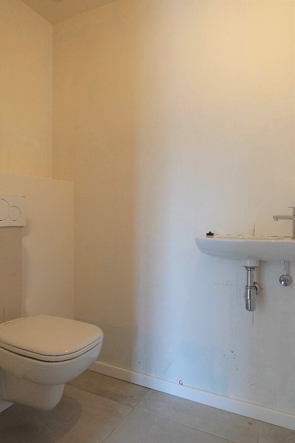 Nieuwbouwappartement met terras en tuin 