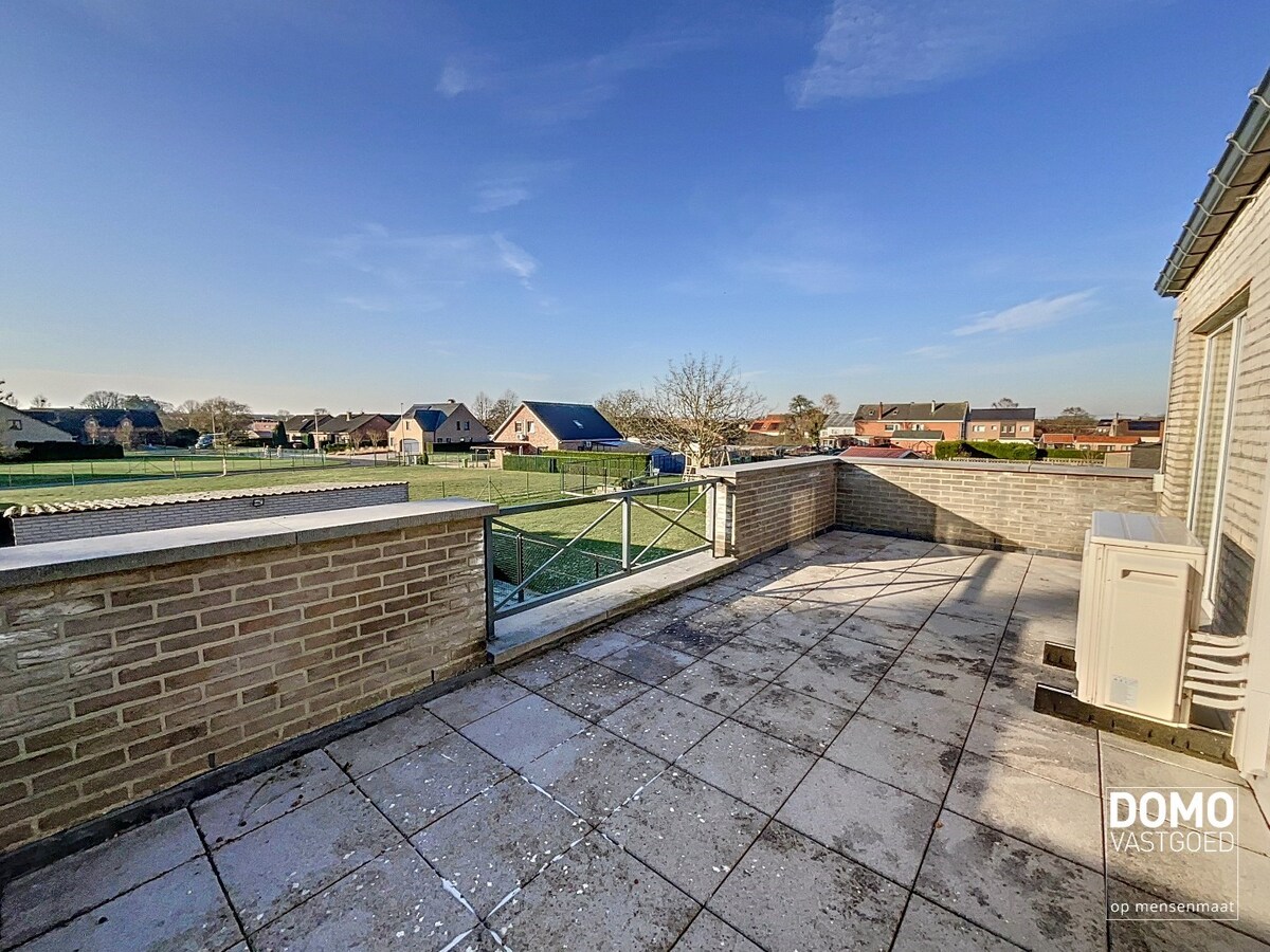 RUIM APPARTEMENT MET 3 SLAAPKAMERS EN GARAGE TE TUILT 