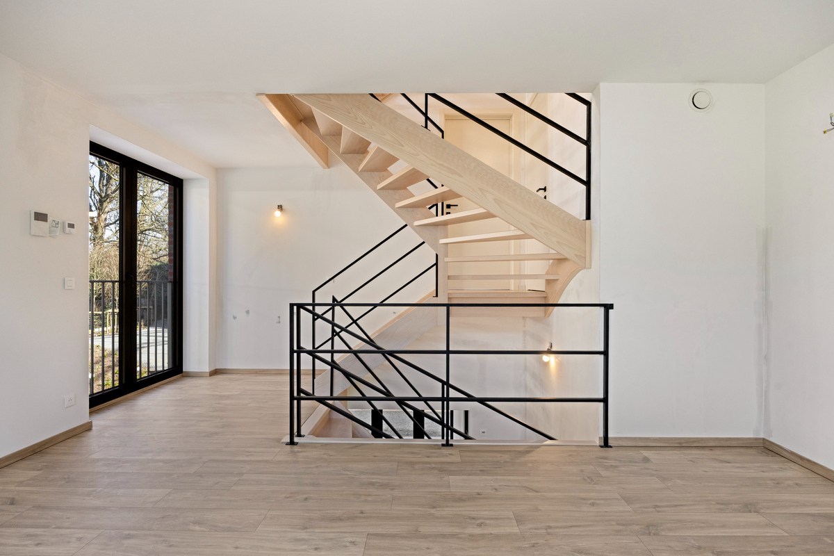 Instapklare woning met zeer goede afwerking, 3 slaapkamers, 3 badkamers, tuin, terras en autostaanplaats in het centrum van Tienen – EPC 27 kWh/m² - bewoonbare opp. 172 m² 