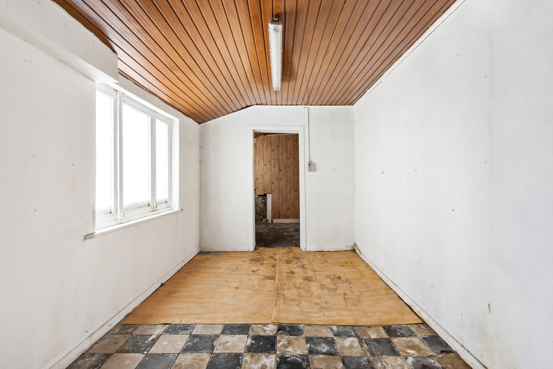 VERKOCHT!Op te frissen handelspand met woonst. 