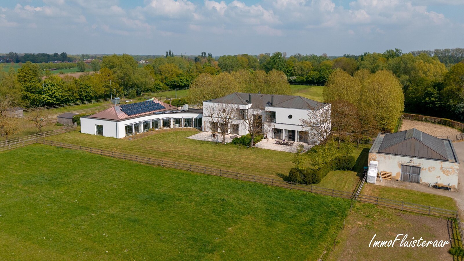 Exclusieve villa met professionele hippische accommodatie op ca. 14,5 ha (mogelijkheid tot aankoop extra gronden) te Astene (Deinze) 