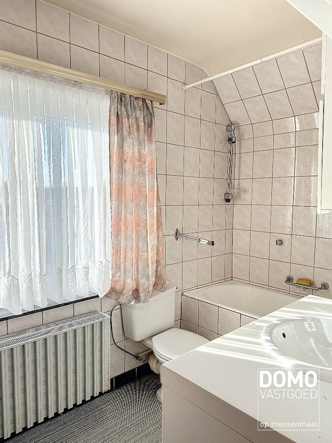 Ruime open bebouwing met tuin gelegen te Kermt. 