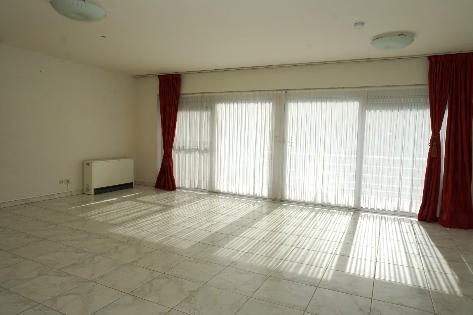 APPARTEMENT SPACIEUX AVEC TERRASSE DANS LE CENTRE D'OSTENDE 