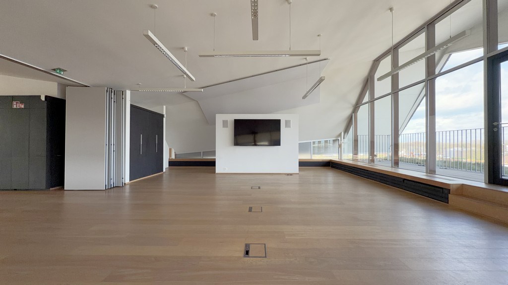Modern kantoorgebouw te koop nabij oprit R4 te Wondelgem