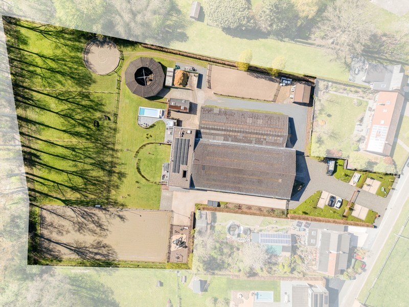 Moderne villa met hippisch complex op 15.856m² 