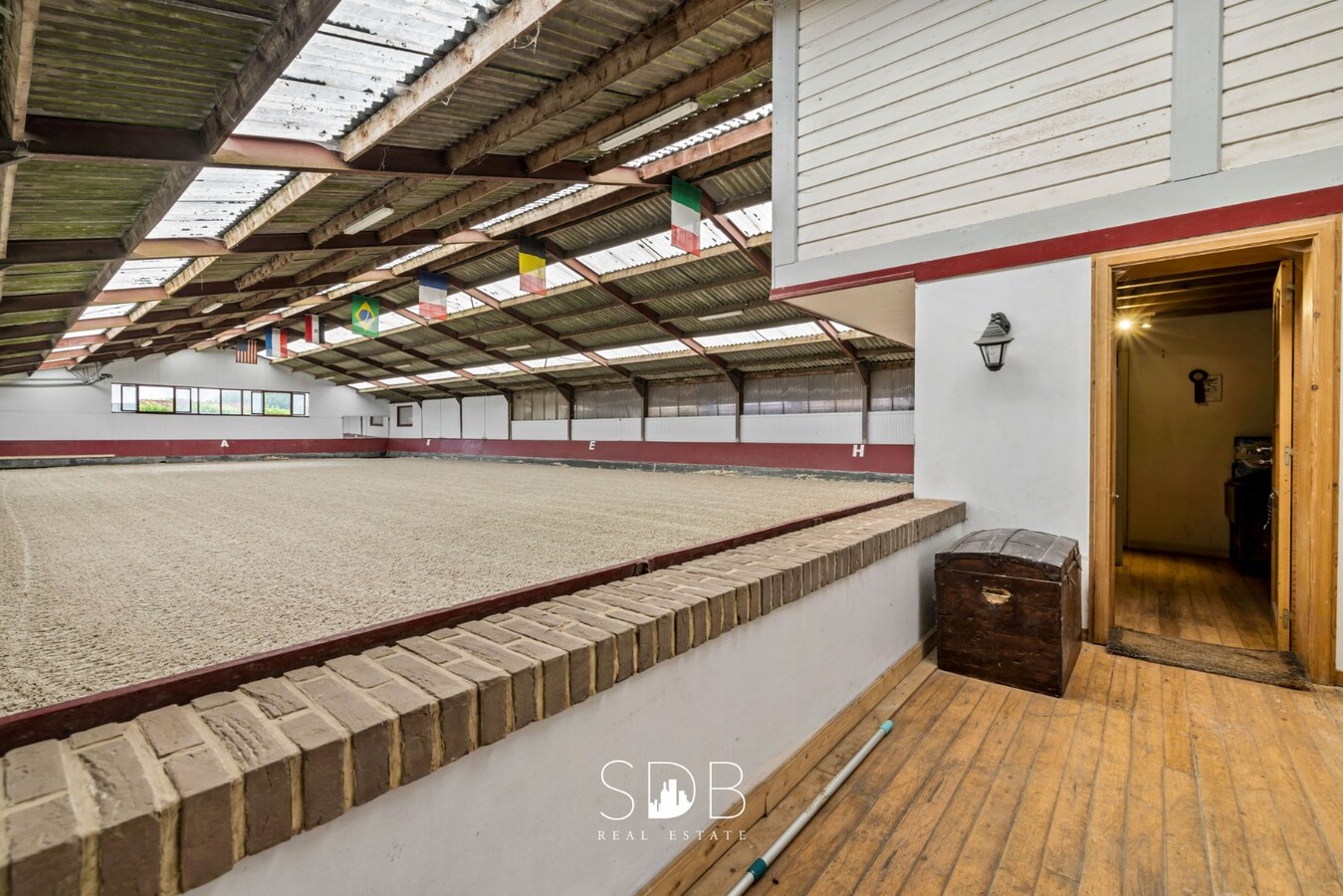 Hedendaagse woning met hippisch complex op circa 2hectare 