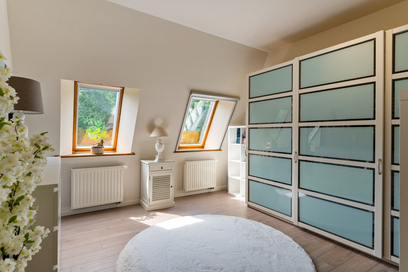 Exclusief eigendom met twee volwaardige, zelfstandige villa-woningen, een conciërgeverblijf en luxueuze paardenfaciliteiten op ruim 2 ha te Brasschaat 