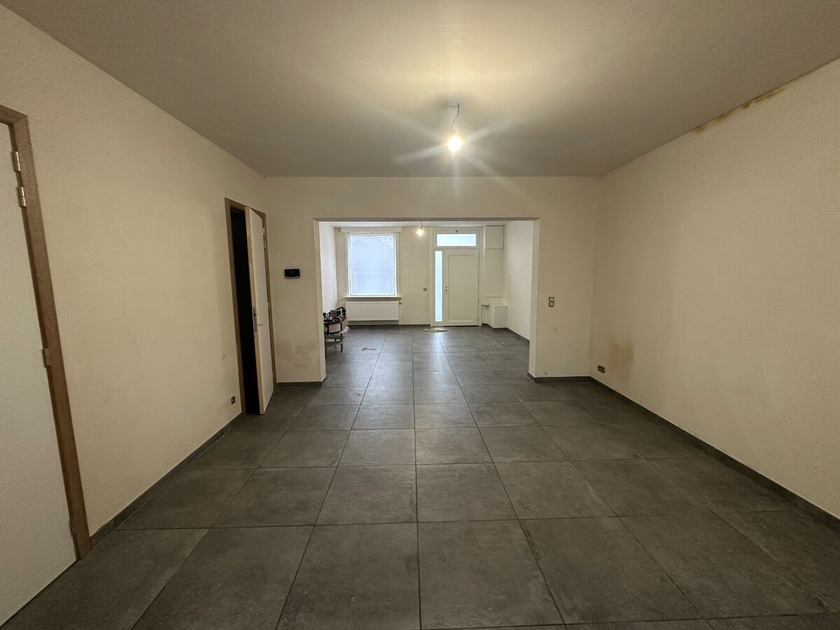 Vlot bereikbare woning met terras, tuin en achterliggende garage 