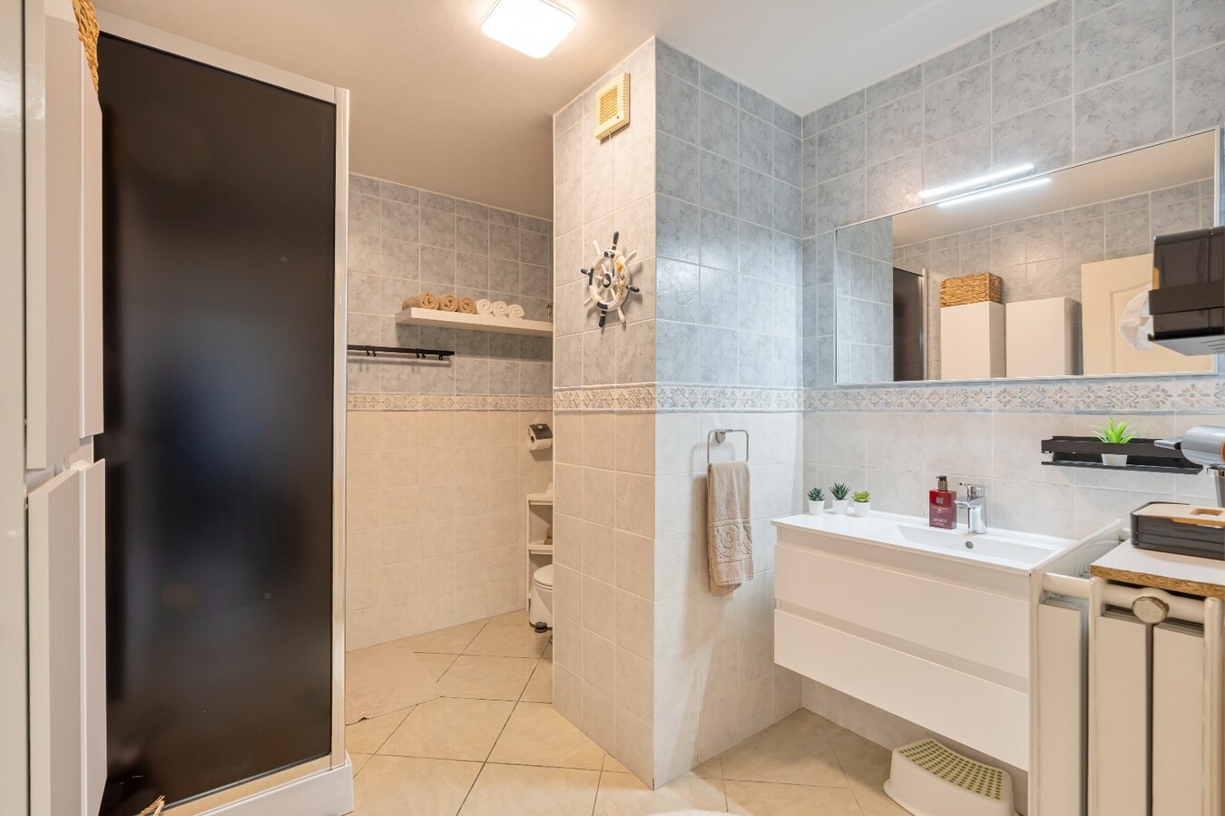 Ruim energiezuinig duplexappartement (146 m²) -  kwaliteitslabel B -  3 slaapkamers, terras en private buitenparking. 