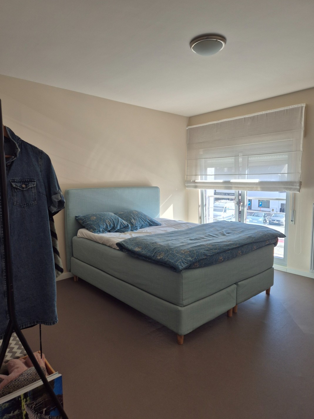 Appartement op eerste verdieping met groot terras. 