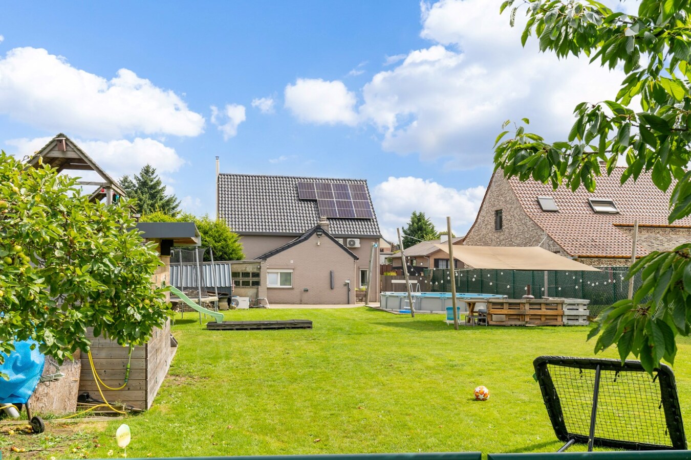 Ruime woning met 4 slaapkamers op een zeer ruim perceel. 