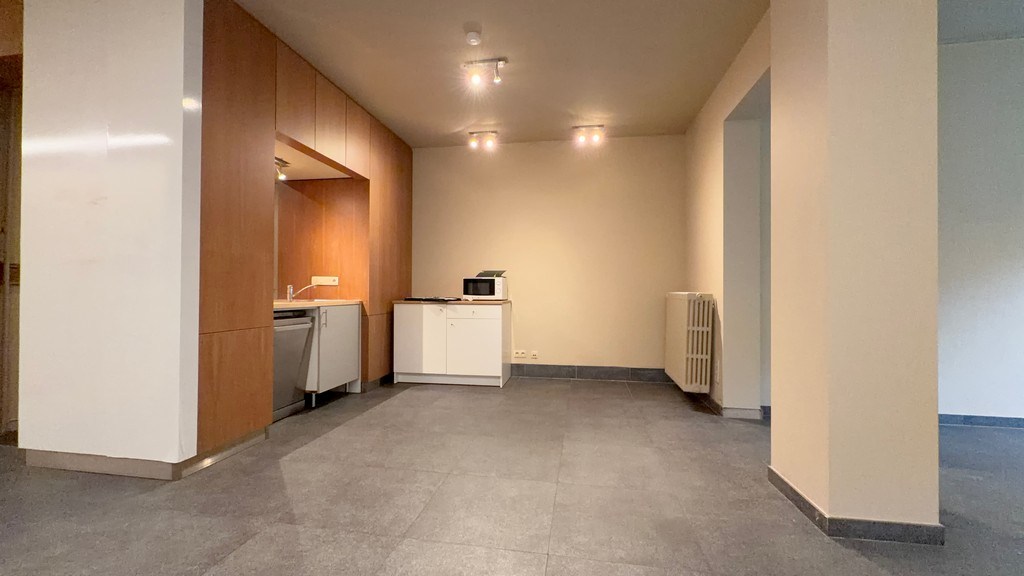 Kantoorgelijkvloers te huur op wandelafstand van Sint-Pietersstation in Gent