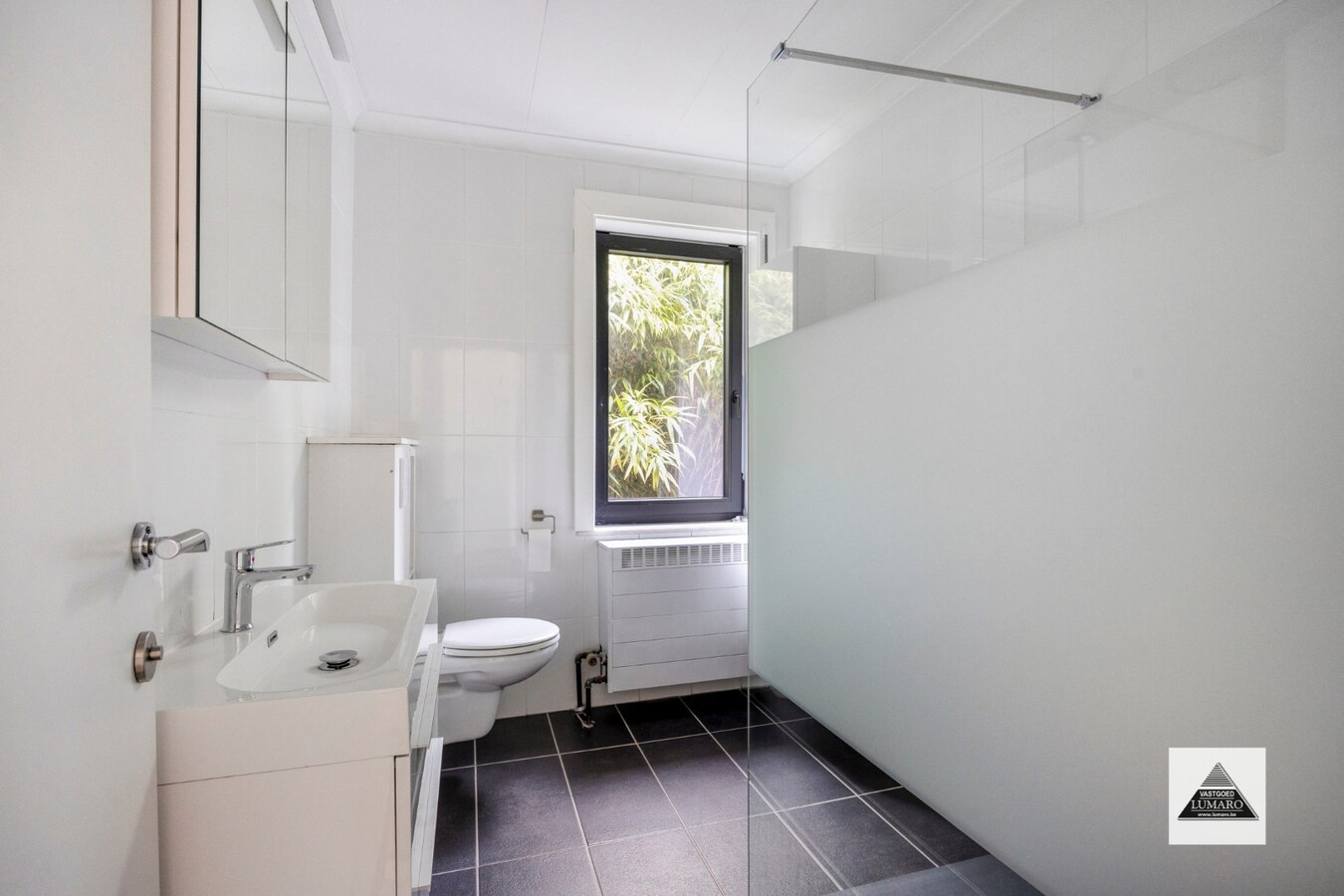 Instapklare woning voor gelijkvloers wonen. 3 slaapkamers, kelder met garage. 