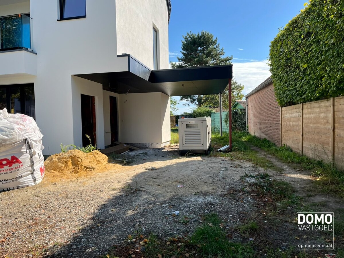 GELIJKVLOERS NIEUWBOUWAPPARTEMENT MET TUIN IN HASSELT 