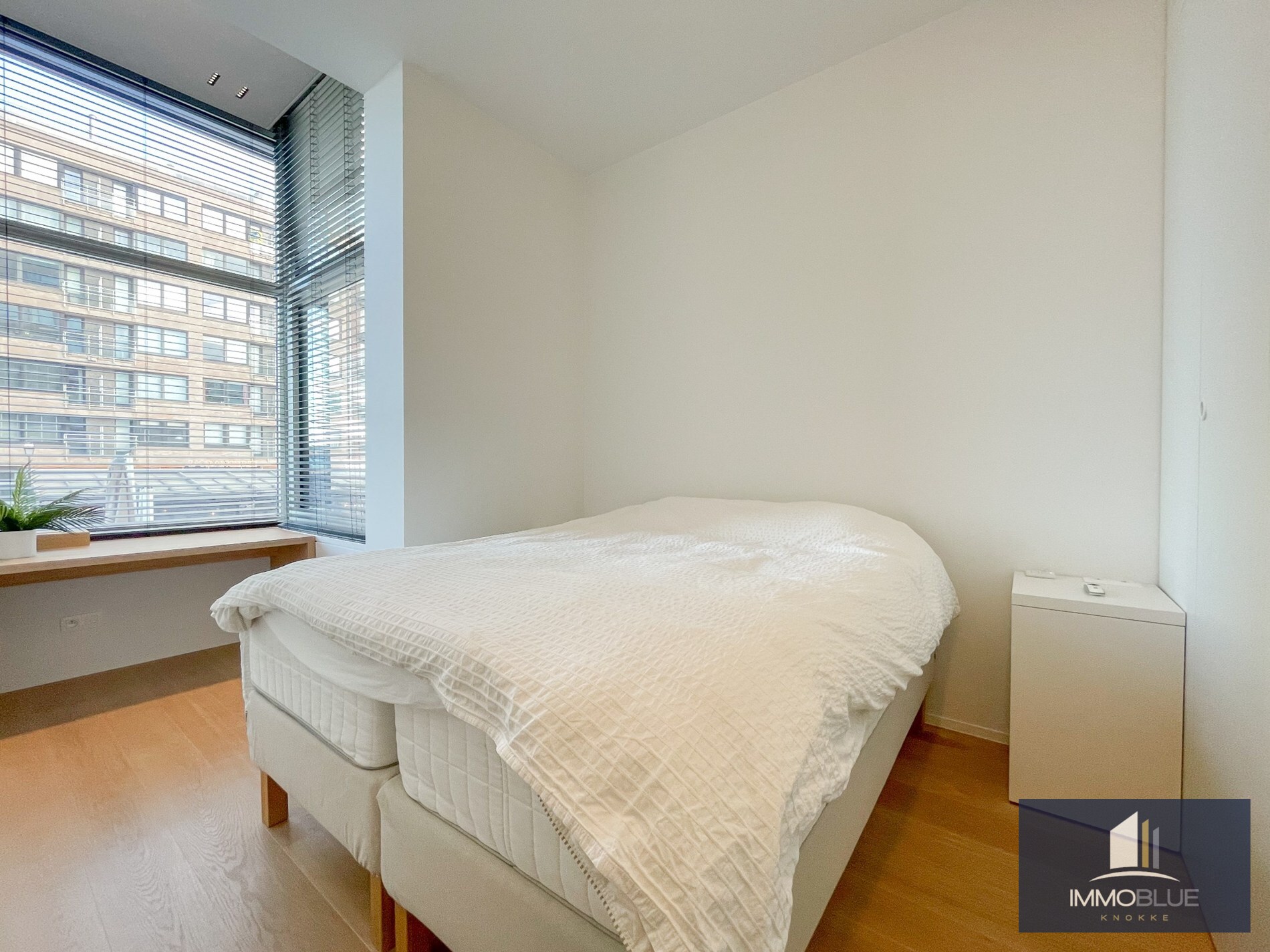 Uitzonderlijk, luxueus afgewerkt hoekappartement met frontaal zeezicht. 