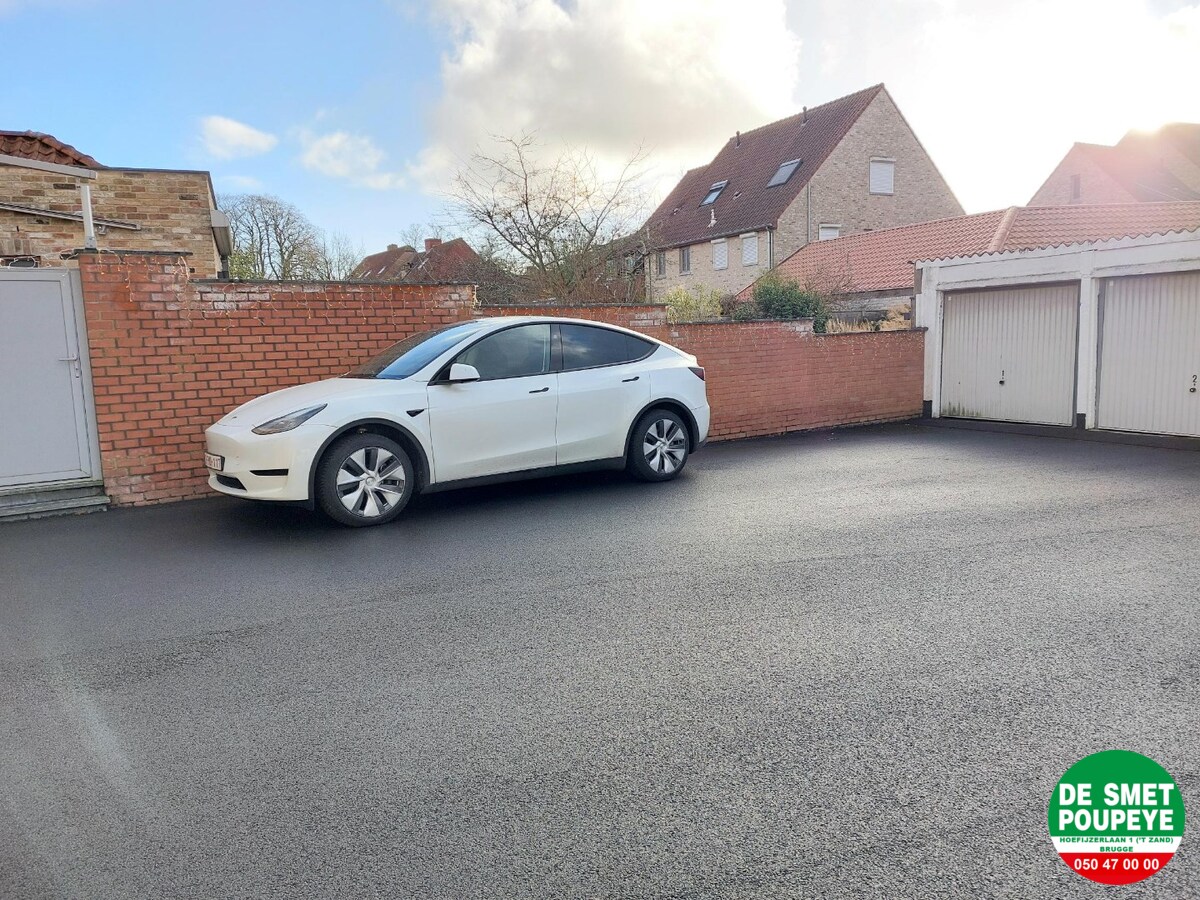 Autostandplaats op binnenkoer 